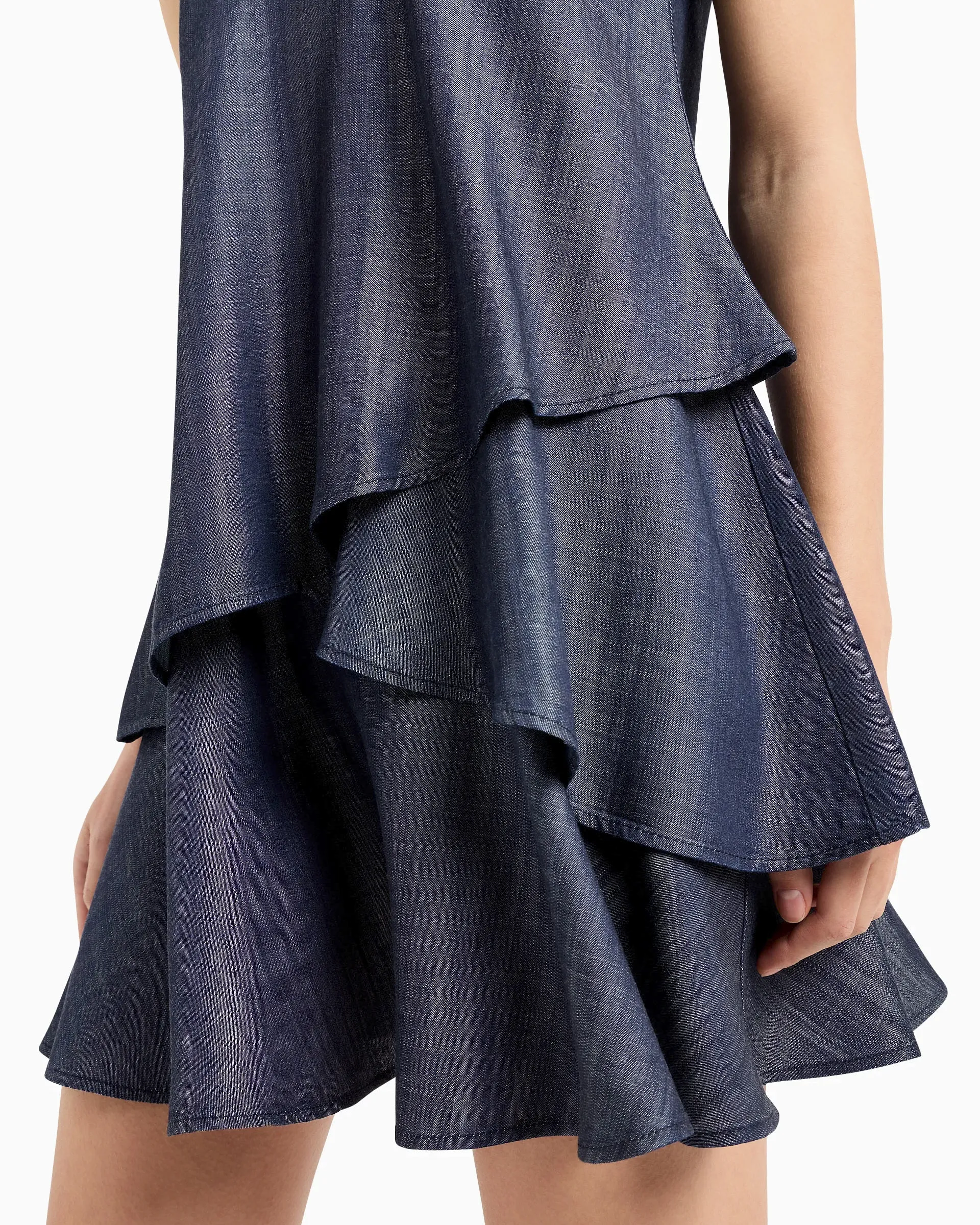 Abito corto senza maniche in denim chambray di lyocell con balze asimmetriche