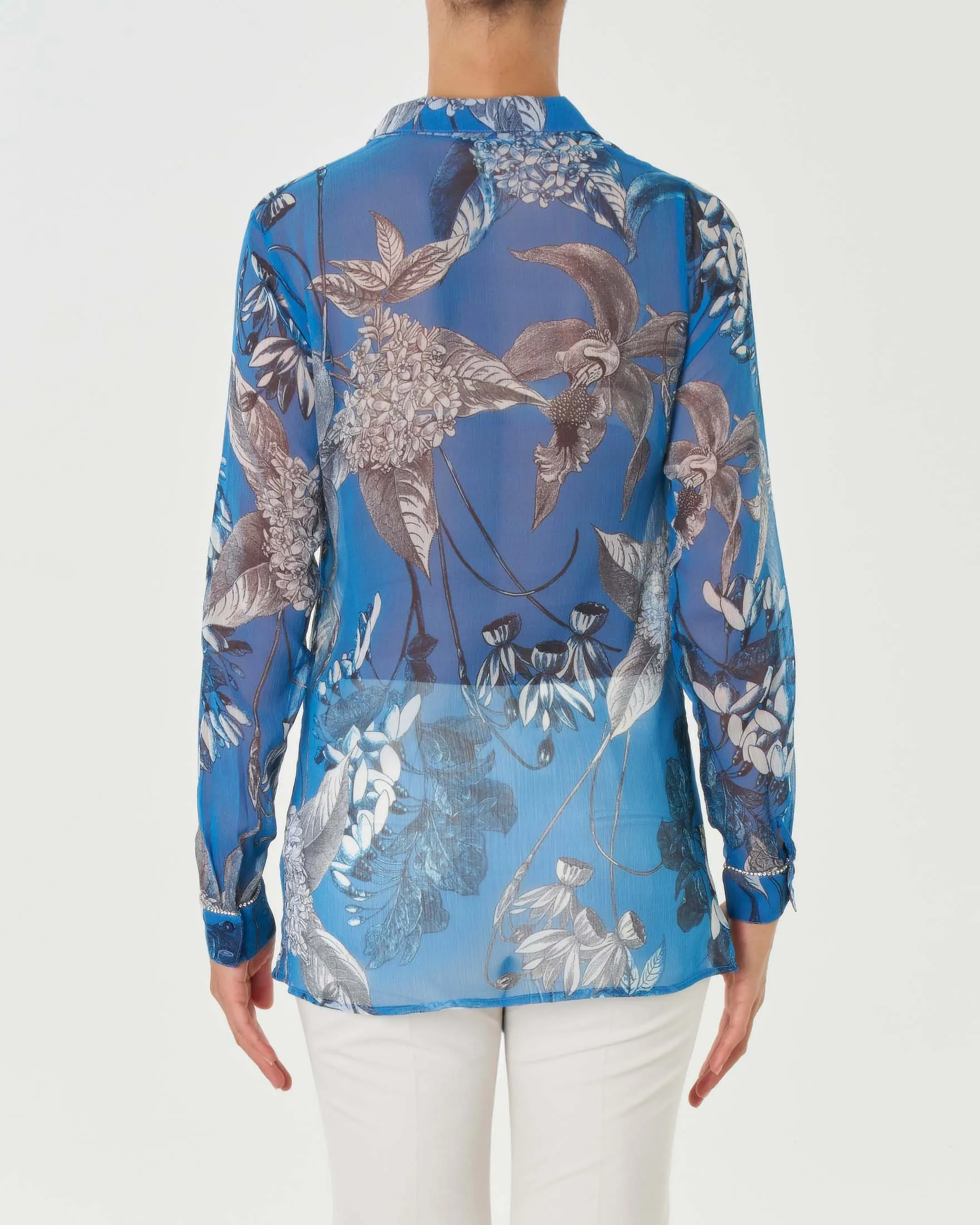 Camicia celeste in creponnene a stampa orchidee grigie con dettaglio in strass lungo il polsino