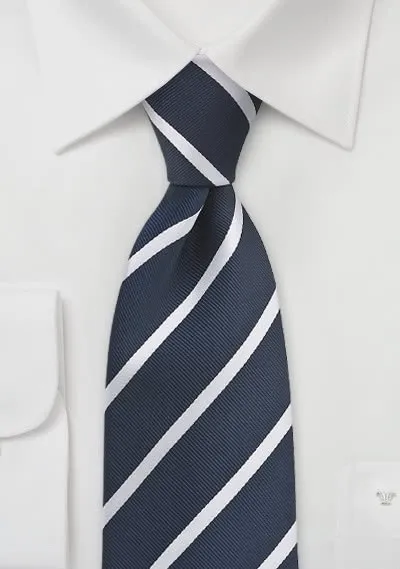 Cravatta extra lunga con disegno a righe blu navy bianco