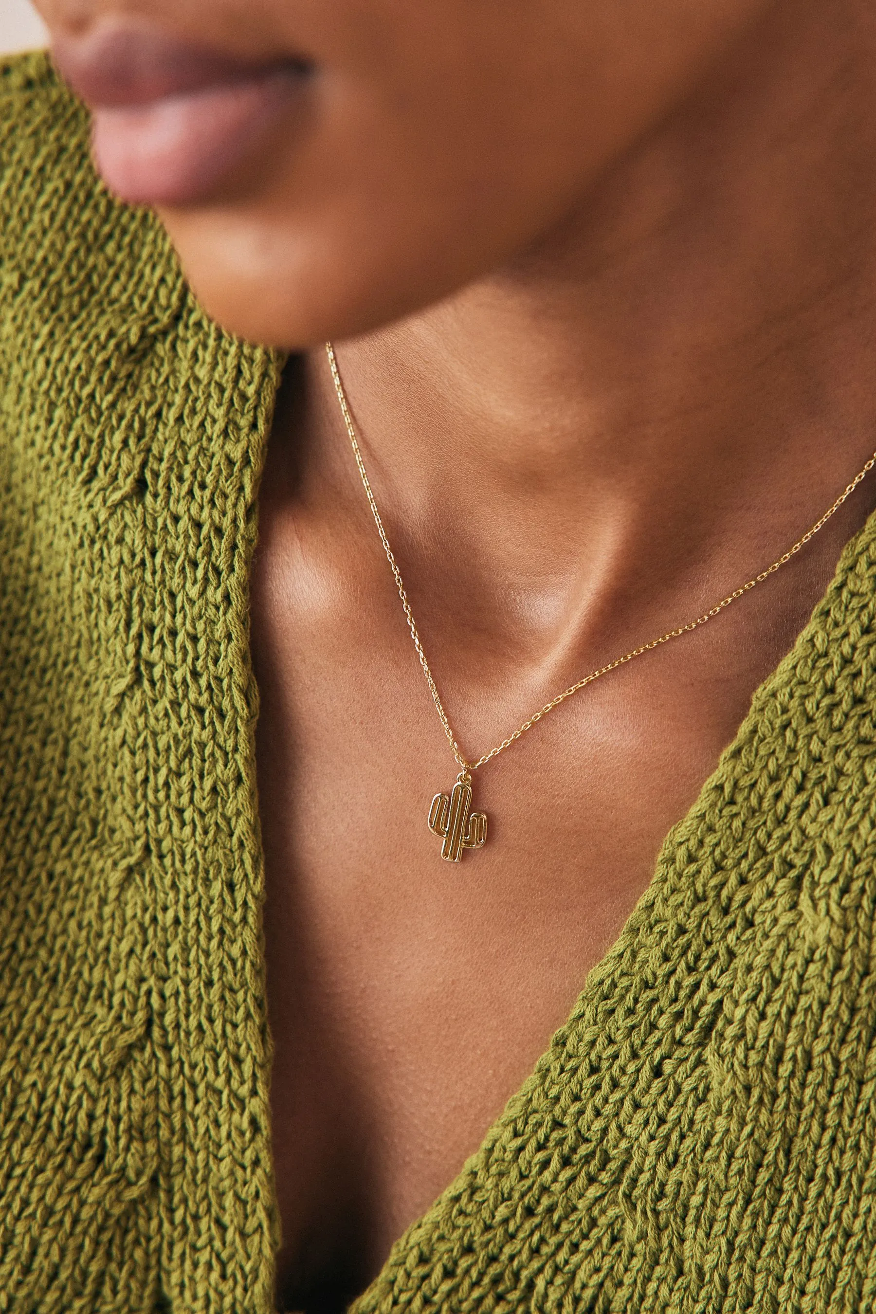 Dorato  - Collana con cactus in ottone riciclato e acciaio