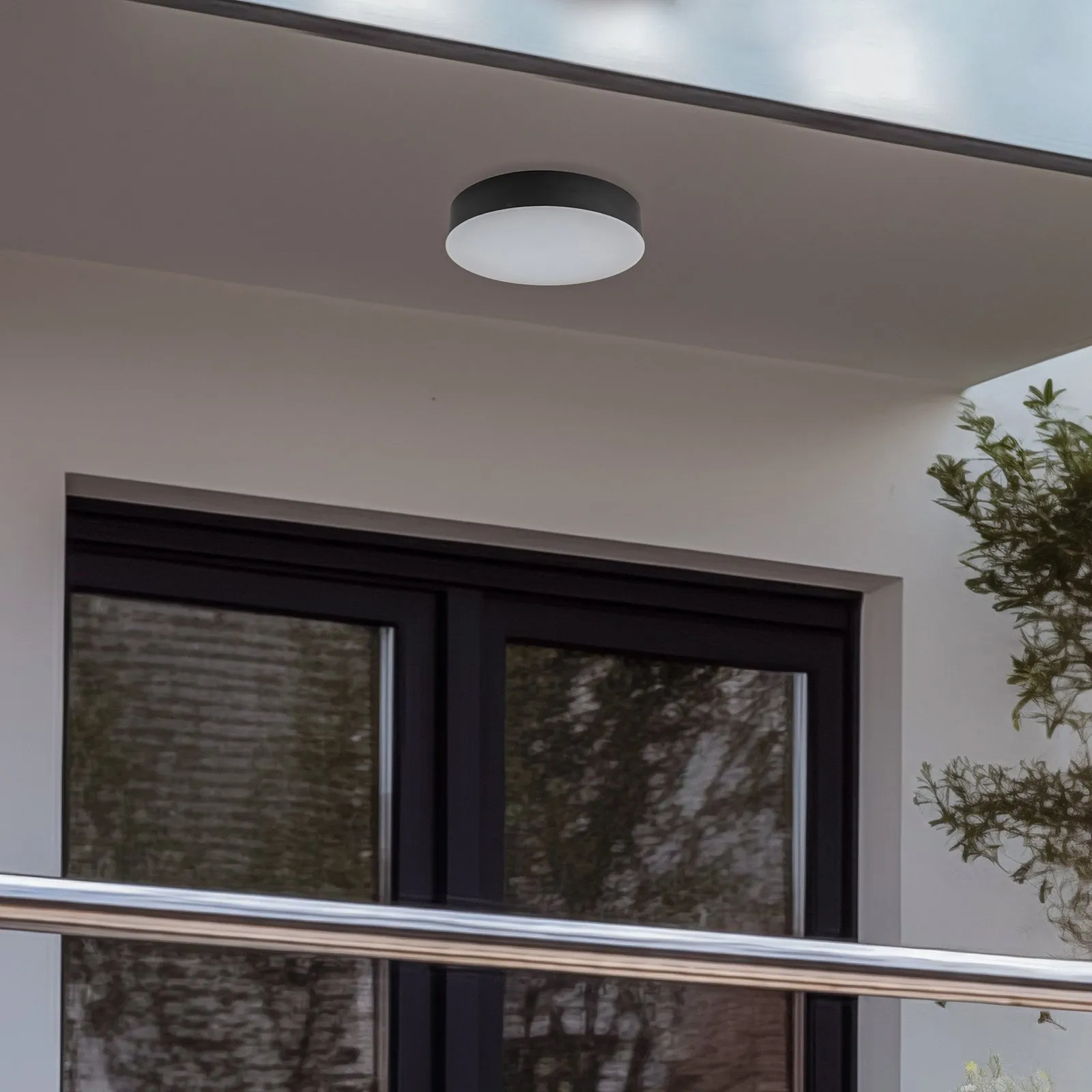 Lindby plafoniera LED da esterni Lahja, grigio grafite, sensore, IP65