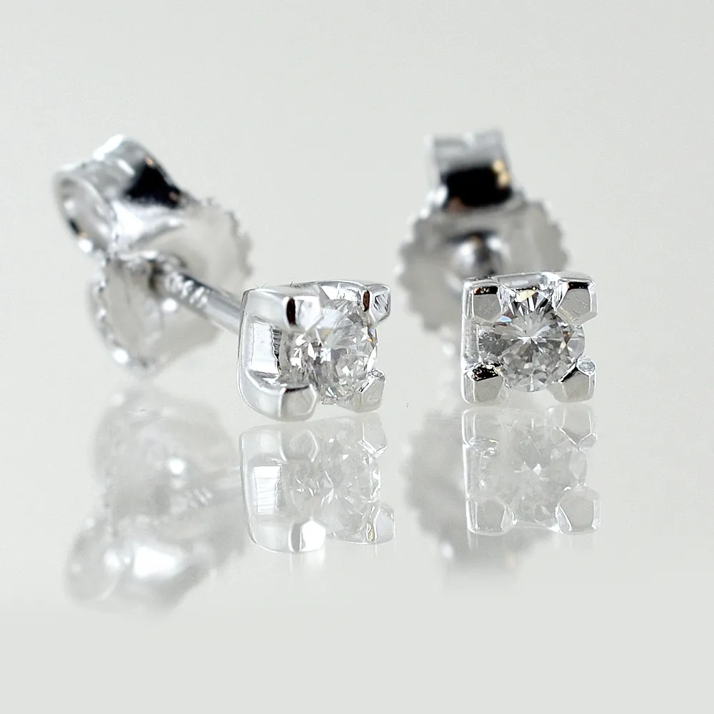 Orecchini punto luce piccoli in oro bianco e diamanti ct. 0.10 G VS1