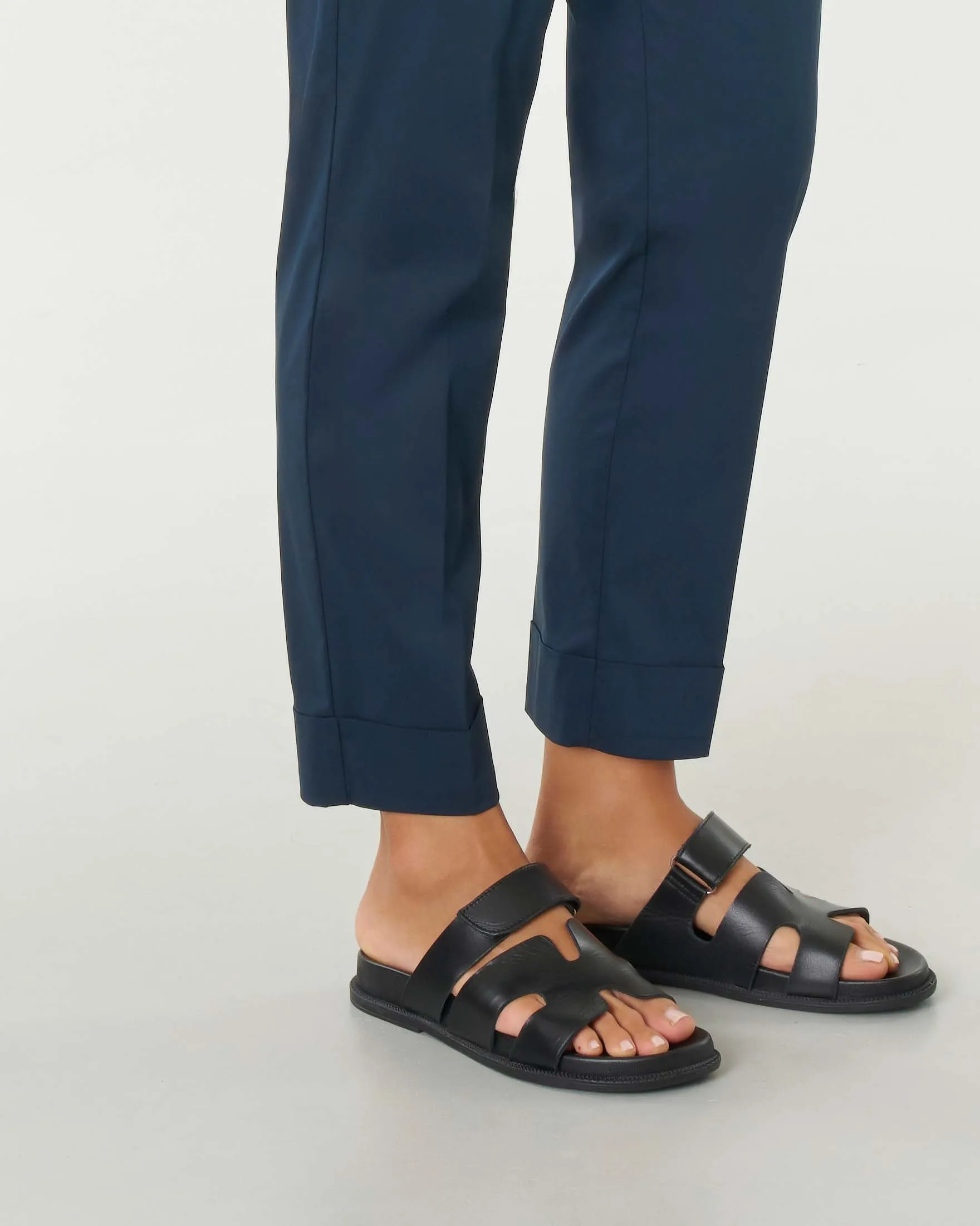 Pantaloni slim blu in popeline di misto cotone stretch con risvolto al fondo ed elastico in vita
