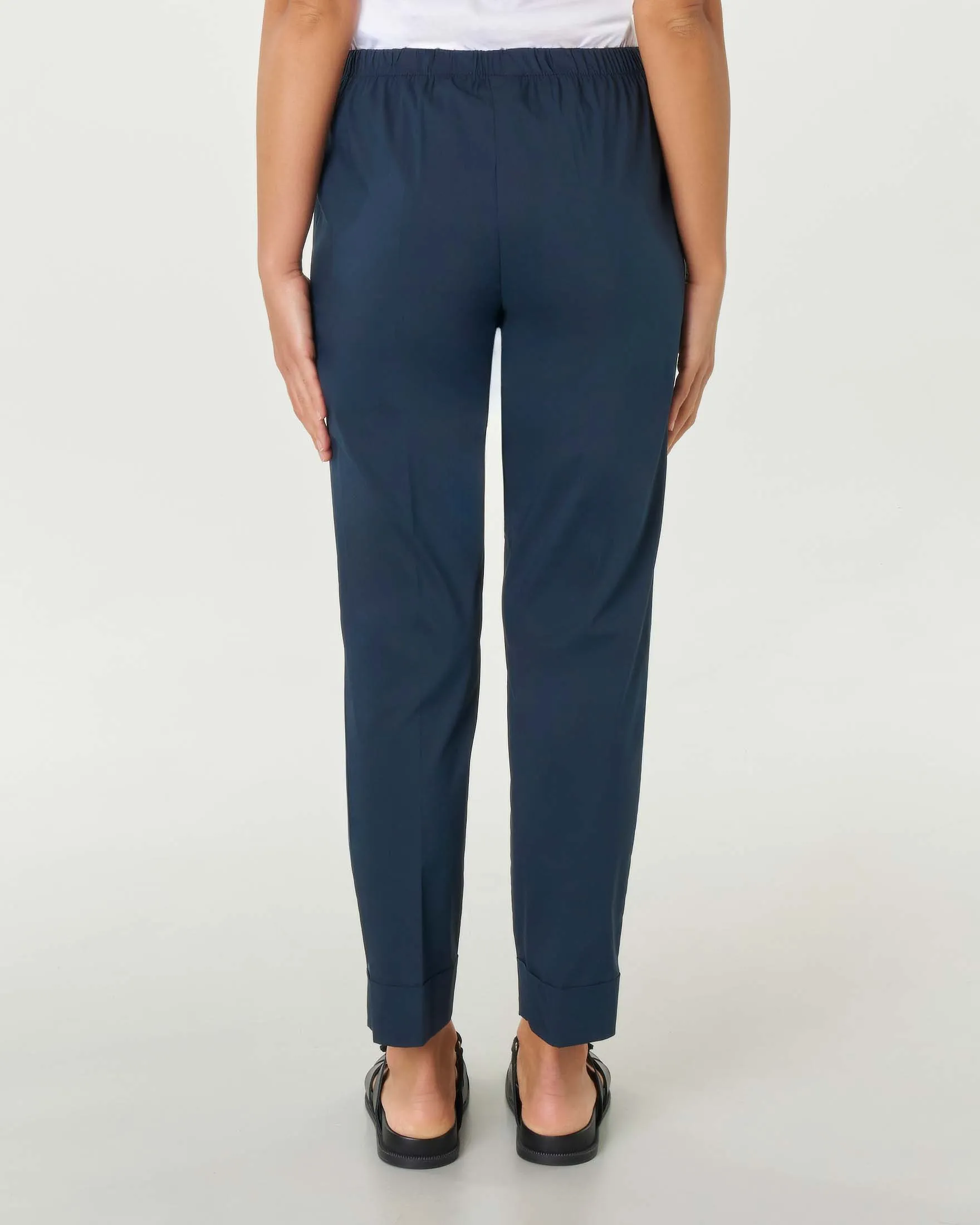 Pantaloni slim blu in popeline di misto cotone stretch con risvolto al fondo ed elastico in vita