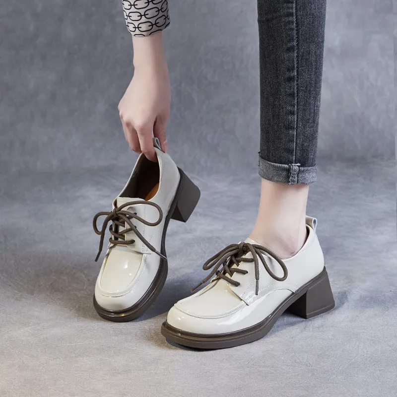 Scarpe da donna con tacco grosso in morbida pelle lucida minimalista