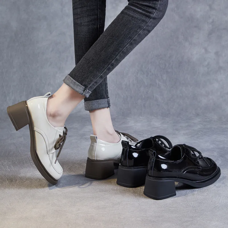 Scarpe da donna con tacco grosso in morbida pelle lucida minimalista