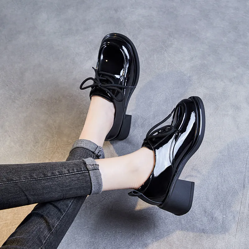 Scarpe da donna con tacco grosso in morbida pelle lucida minimalista