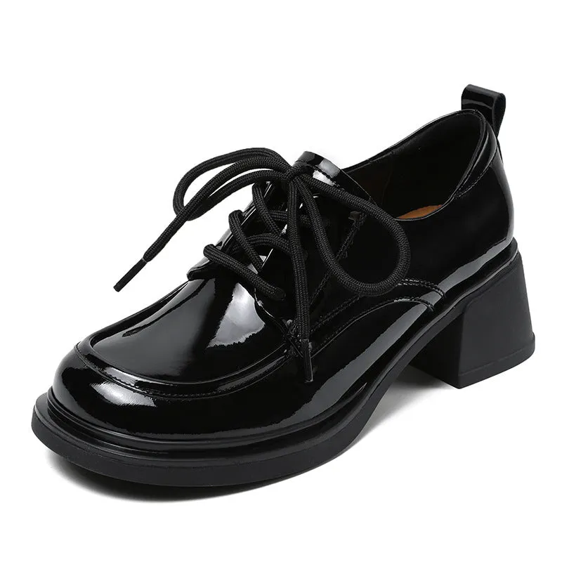Scarpe da donna con tacco grosso in morbida pelle lucida minimalista