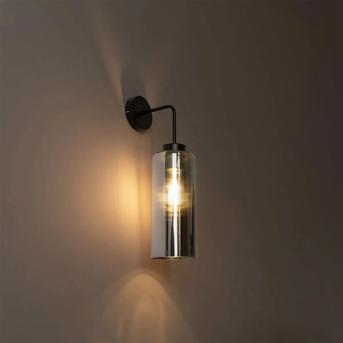 Smart wandlamp zwart met smoke glas incl. Wifi ST64 - Laura