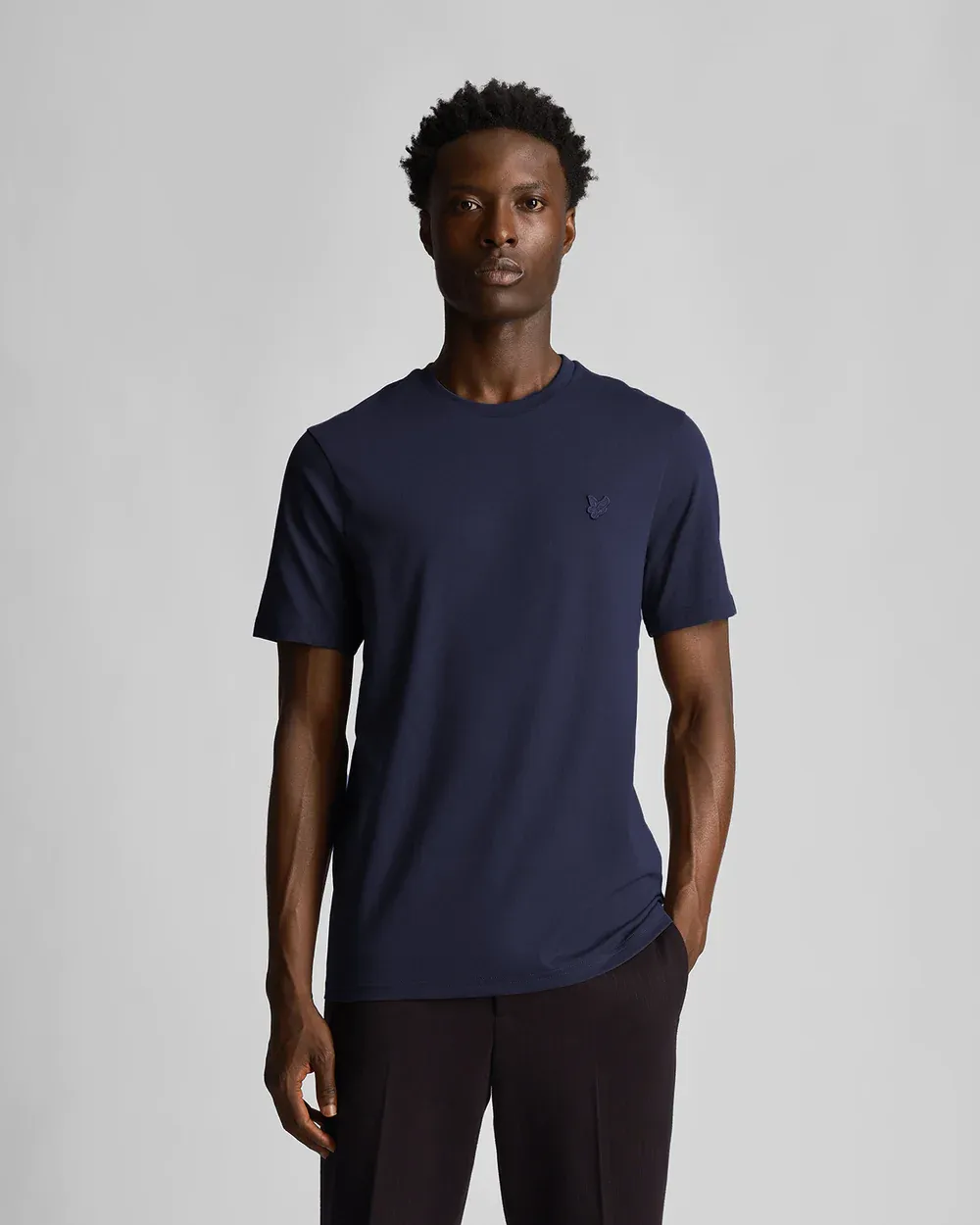 T-shirt mezza manica blu in cotone con logo aquila tono su tono ricamata sul petto