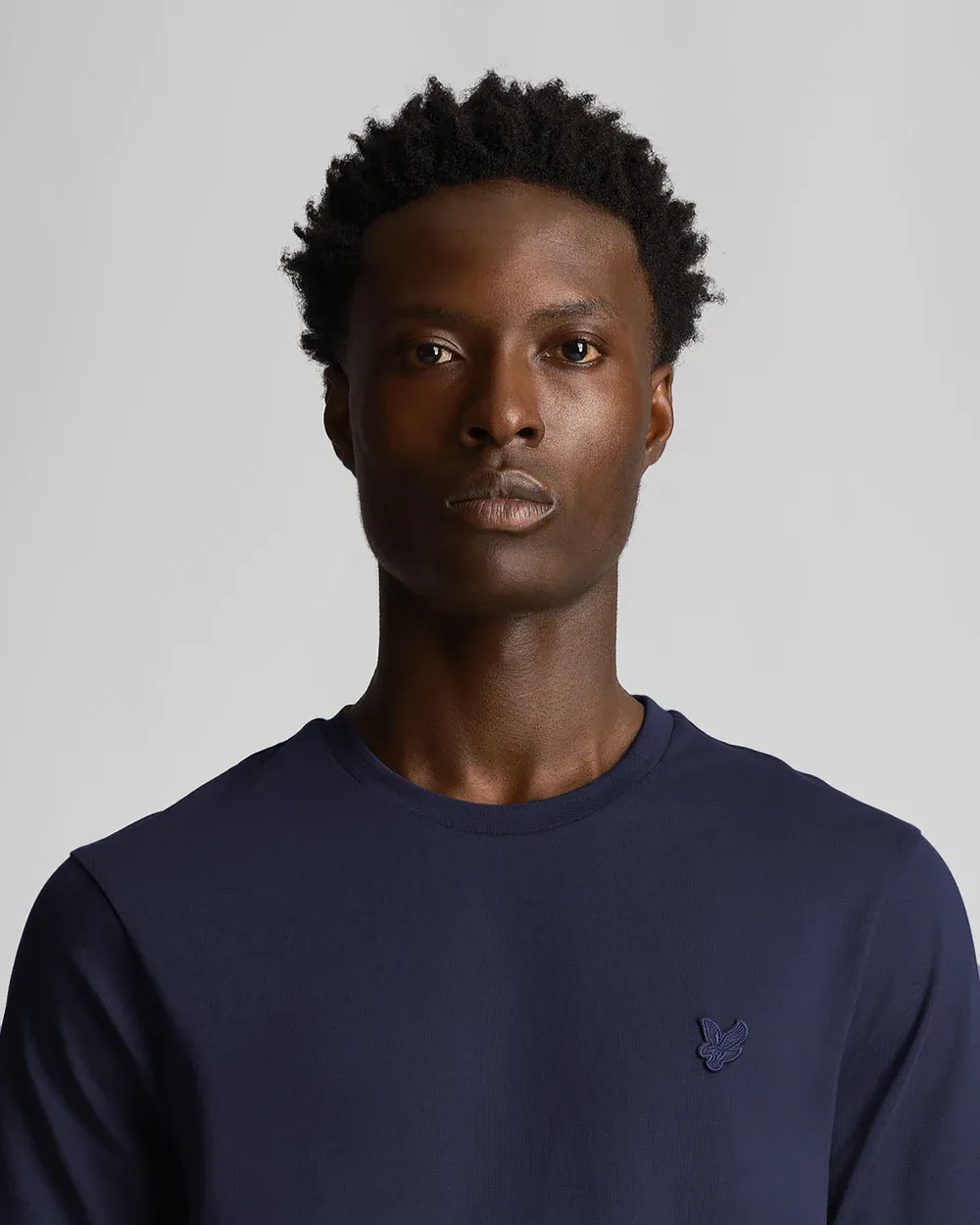 T-shirt mezza manica blu in cotone con logo aquila tono su tono ricamata sul petto